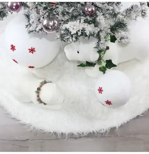 Dettaglio della gonna per albero di Natale in morbido peluche bianco con trama in ecopelliccia