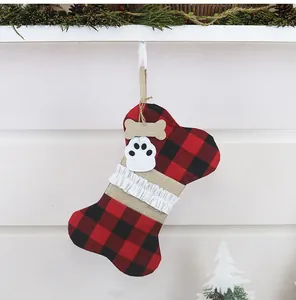 Weihnachtsstrumpf in Knochenform mit Karomuster und rustikalen Pfotenabdruck-Details