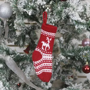 Chaussette de Noël en tricot rouge classique avec motifs de renne blanc et flocons