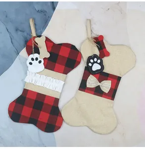 Detailansicht der knochenförmigen Weihnachtssocken aus Karostoff und Jute-Gewebe
