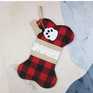 Detail eines knochenförmigen Weihnachtssocken mit rot-schwarzem Karo und Spitzenborte