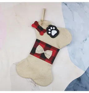 Hunde-Weihnachtsstrumpf in Knochenform aus Sackleinen mit rot-schwarzem Karomuster