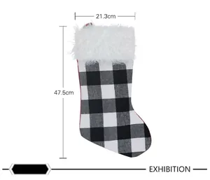 Détail d'une grande chaussette de Noël à carreaux noirs et blancs avec dimensions