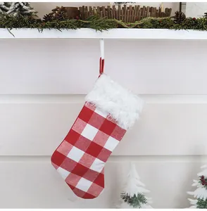 Chaussette de Noël classique à carreaux rouges et blancs avec bordure en peluche