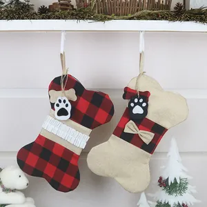 Hängende weihnachtliche Hundeknochen-Socken mit Karomuster und Pfotenanhänger