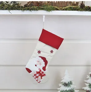 Dettaglio calza di Natale con applicazione Babbo Natale 3D e ricamo a forma di fiocco di neve
