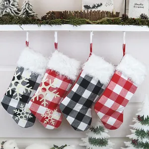 Lot de 4 chaussettes de Noël à carreaux rouges et noirs avec fausse fourrure et flocons