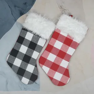 Lot de deux grandes chaussettes de Noël à carreaux rouges et noirs avec bordure en fourrure
