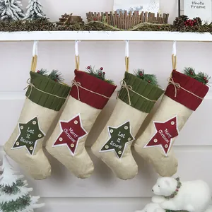Calza di Natale Rustica in Lino con Toppa a Stella Decorazione Bottone in Legno Merry Christmas Let It Snow Sacco Regalo