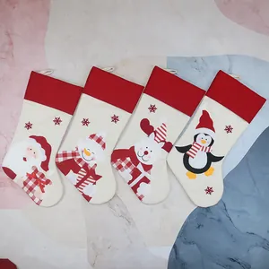 Set di 4 calze natalizie con ricami di Babbo Natale, pupazzo di neve e renna