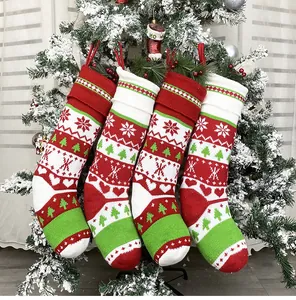 Set di 4 calze di Natale in maglia con motivi a fiocchi di neve e alberi su rami