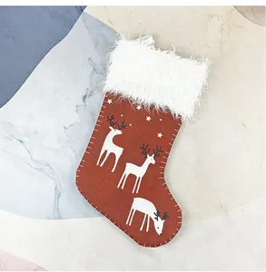 Detailansicht eines rustikalen Nikolausstiefels aus Jute mit Elchmotiv und weißem Plüsch