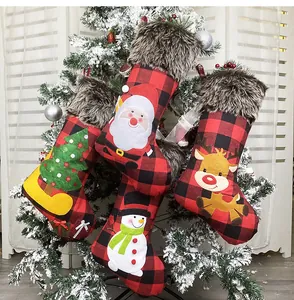 Detail von vier Nikolausstrümpfen aus Flanell mit Pelzbesatz und Filzapplikationen