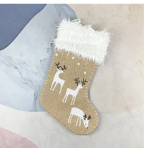 Detailansicht eines Weihnachtsstrumpfs aus Sackleinen mit Rentierdruck und Kunstpelzbesatz