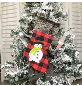 Detailansicht eines Weihnachtsstrumpfs mit Schneemann-Motiv und grauem Kunstfellbesatz