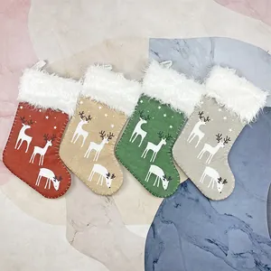 Vierer-Set bunte Weihnachtssocken mit Rentierdruck und weißem Kunstfellbesatz Dekoration