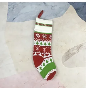 Dettaglio delle calze di Natale lavorate a maglia con fiocchi di neve e alberi