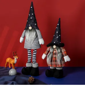 Dettaglio di gnomi di Halloween con gambe a strisce e cappelli con luna e stelle su sfondo rosso