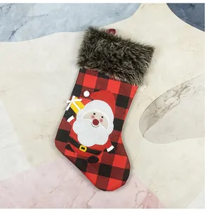 Detail der rot-schwarzen Weihnachtssocke im Karomuster mit Nikolaus-Applikation