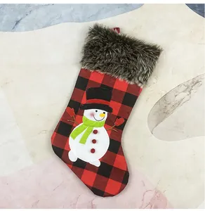 Detail eines Weihnachtsstrumpfs mit rot-schwarzem Karomuster, Kunstfell und 3D-Schneemann