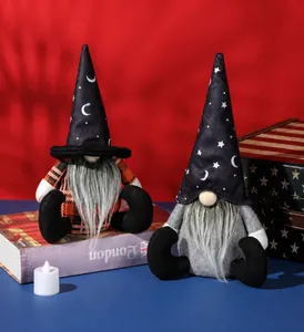 Detail van Halloween kabouters met tovenaarshoeden met maanpatroon en lange grijze baarden