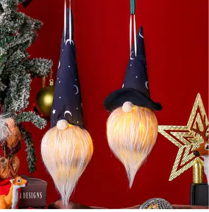 Détail d'un gnome d'Halloween lumineux avec motif lune et étoiles sur fond rouge