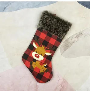 Detailaufnahme der rot-schwarz karierten Weihnachtssocke mit Rentier-Stickerei
