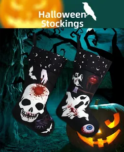 Halloween-decoratiekousen met spook- en schedelprints hangend in een griezelig boslandschap