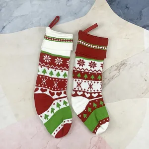 Set di 2 calze natalizie in maglia con motivi a fiocchi di neve in rosso e bianco