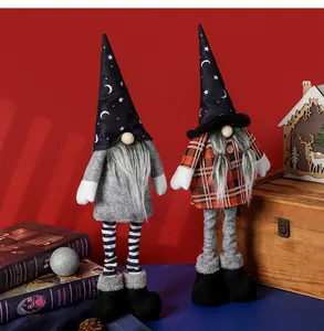 Dettaglio di una coppia di gnomi di Halloween con gambe lunghe a strisce e cappelli a punta