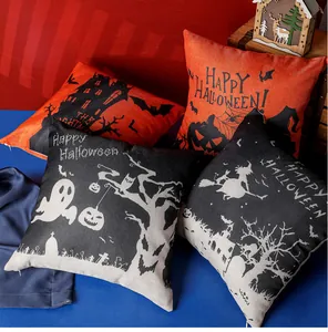 Dettaglio della federa per Halloween in lino con stampe di zucca, fantasma e pipistrello