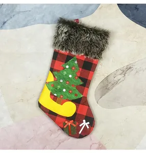 Detail von Nikolausstiefel mit Karomuster, Kunstpelzbesatz und Weihnachtsbaum