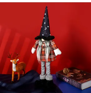 Dettaglio macro dello gnomo di Halloween con gambe lunghe e cappello da mago su seta