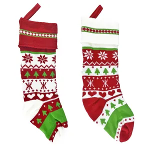 Set di due calze di Natale in maglia con motivi festivi di fiocchi di neve rossi e bianchi