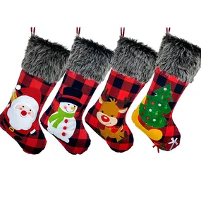Vierer-Set Weihnachtssocken mit Karomuster und Motiven von Nikolaus, Rentier und Schneemann