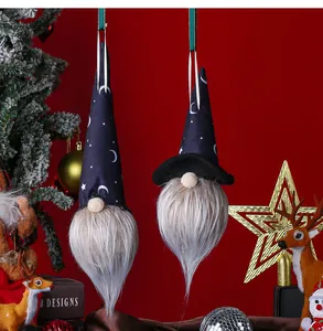 Détail de gnomes d'Halloween avec motifs étoiles et lune sur fond rouge festif
