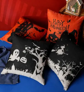 Vista dettagliata delle federe per cuscini Halloween in lino con zucche e fantasmi