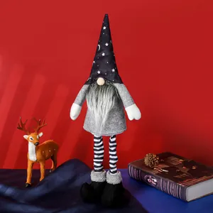 Dettaglio di gnomo di Halloween con cappello a stelle e gambe a righe per arredo