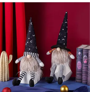 Dettaglio di gnomi di Halloween con cappelli stellati e motivi a strisce nere