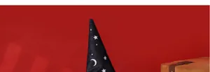 Dettaglio del cappello da mago gnomo di Halloween con stelle e lune su sfondo rosso