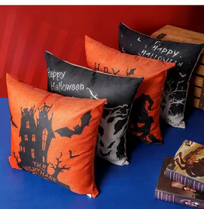 Dettagli di quattro fodere per cuscini di Halloween con motivi gotici arancioni e neri