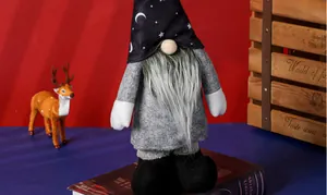 Dettaglio dello gnomo di Halloween in peluche con cappello a stelle e lune su libro