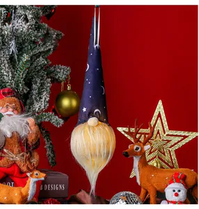 Détail d'un gnome d'Halloween lumineux avec chapeau bleu étoilé sur un fond rouge vif