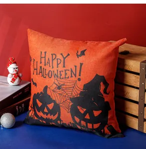 Dettaglio della federa per cuscino Halloween arancione con testo e motivi di pipistrello