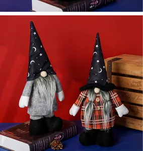 Dettaglio di due gnomi di Halloween con cappelli neri stellati su vassoio di legno