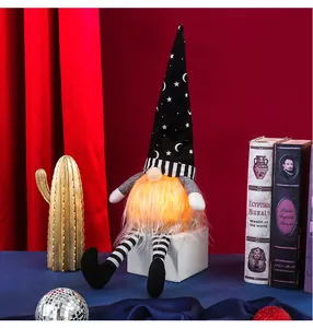 Dettaglio del ventre luminoso e della barba di uno gnomo di Halloween con cappello stellato