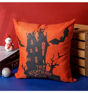 Dettaglio della federa per cuscino Halloween arancione con stampa castello e decori