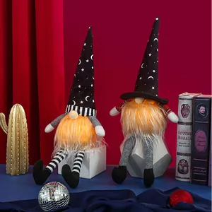 Dettaglio di gnomi luminosi di Halloween con motivi a stelle e gambe lunghe a righe