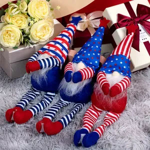 Trois gnomes patriotiques aux motifs du drapeau américain sur un tapis gris en peluche