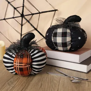 Halloween decoratieve stoffen pompoenen met ruitpatroon en sterren voor feestelijk interieur